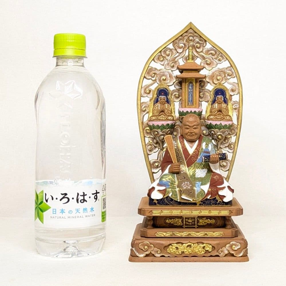 【フォロー割・新品】 三宝尊付き日蓮聖人　彩色　紅檀　総高さ約22.5㎝　日蓮