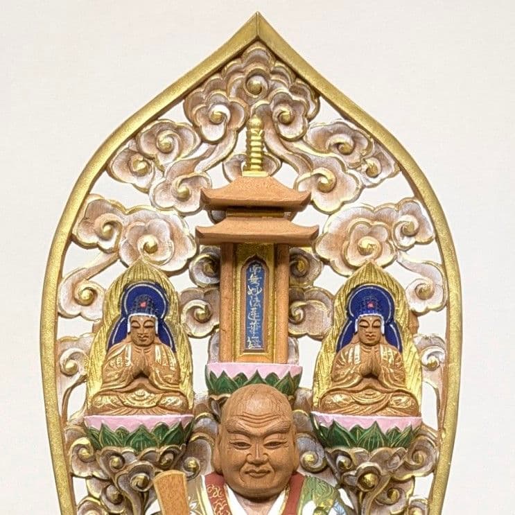 【フォロー割・新品】 三宝尊付き日蓮聖人　彩色　紅檀　総高さ約22.5㎝　日蓮