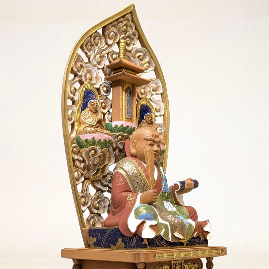 【フォロー割・新品】 三宝尊付き日蓮聖人　彩色　紅檀　総高さ約22.5㎝　日蓮