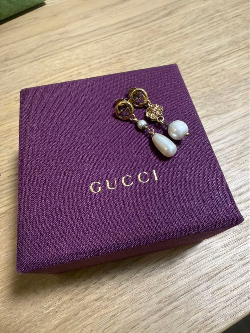 GUCCI フラワーモチーフピアス