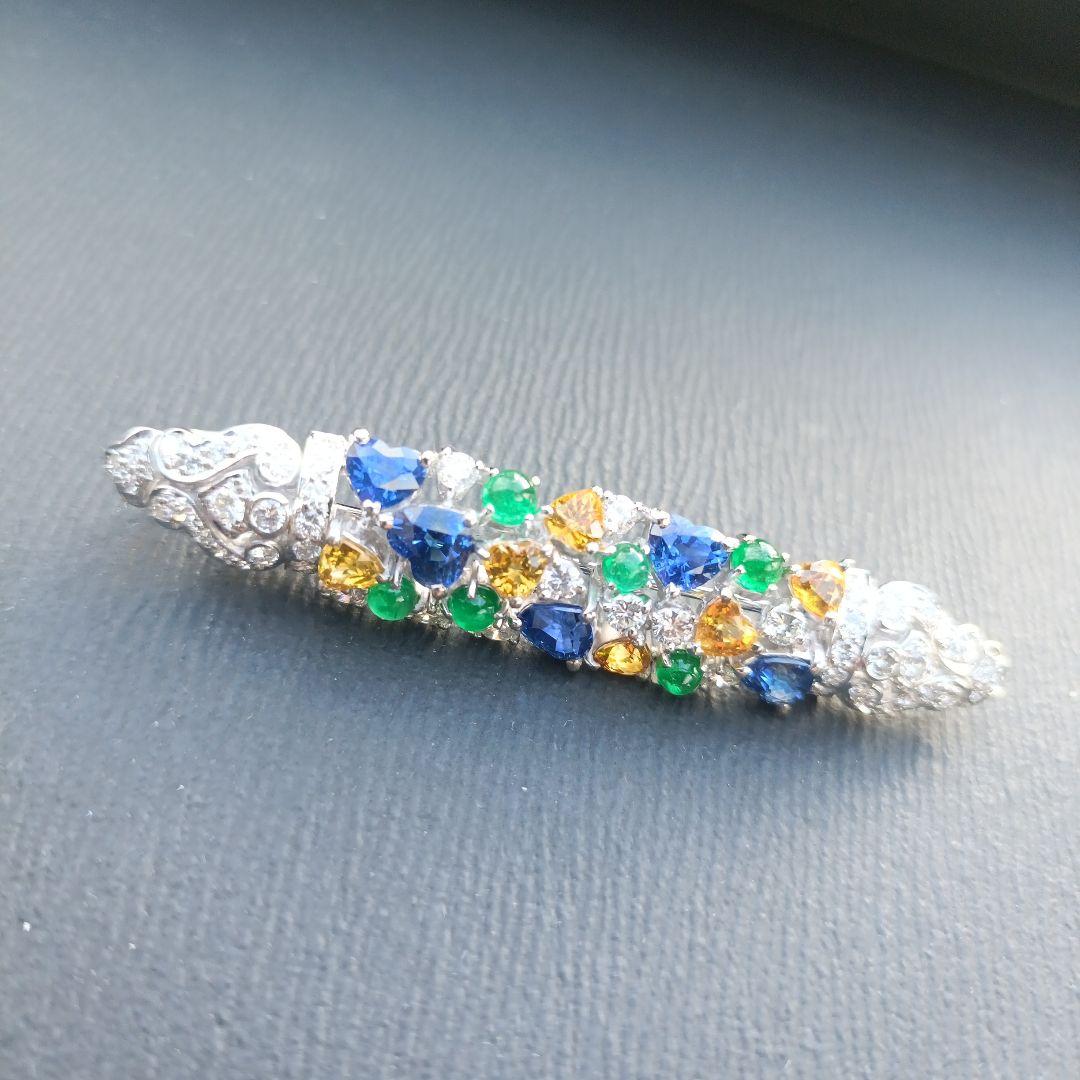 カラフルストーンの装飾ブローチ