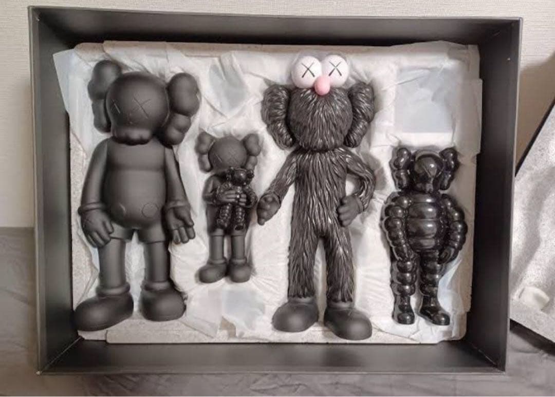 kaws 限定品　フィギュアセット 4体 ブラック ホワイト ブルー　ブラック