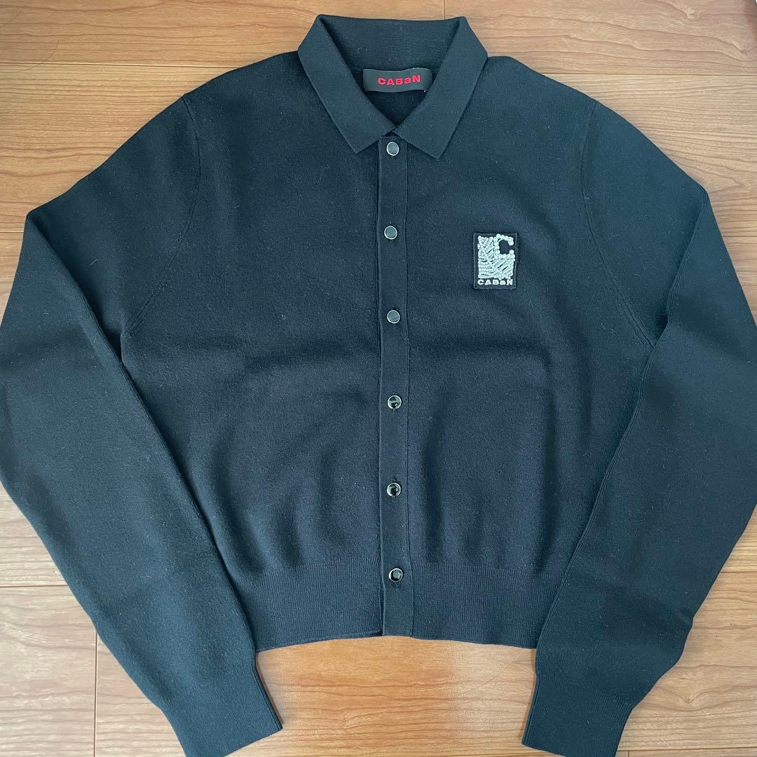 CABaN コットンカシミヤ パールロゴポロカーディガン