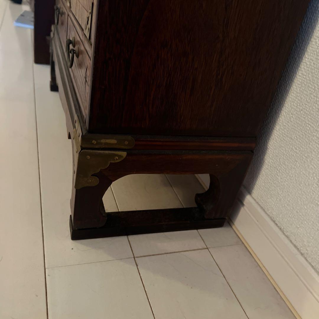 伝統的な木製箪笥 引き出し付き