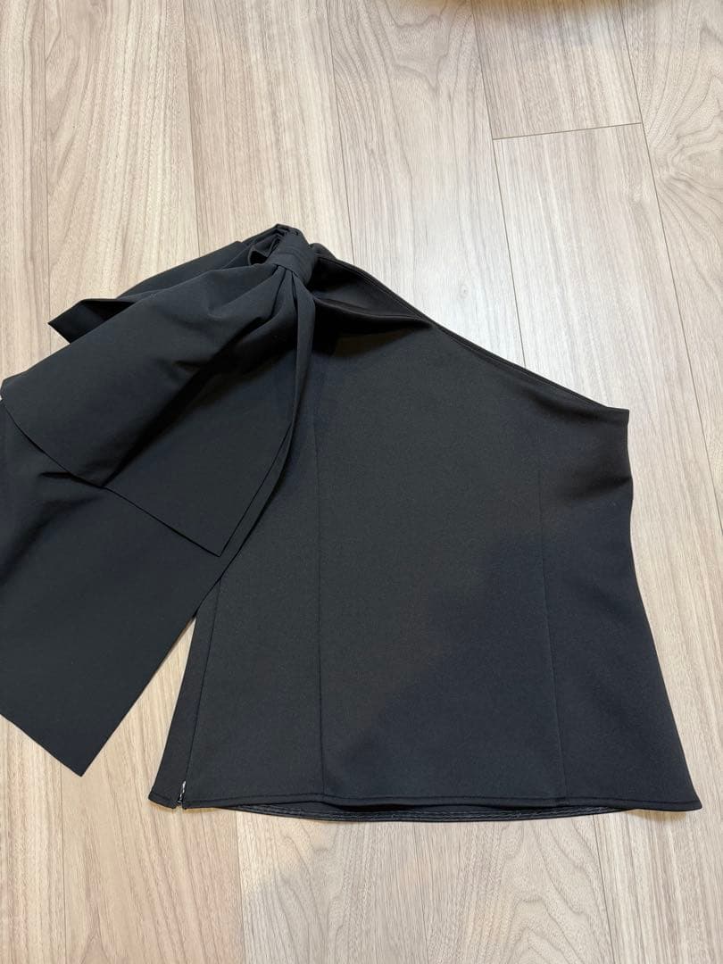akiki アキキ ribbon one shoulder top