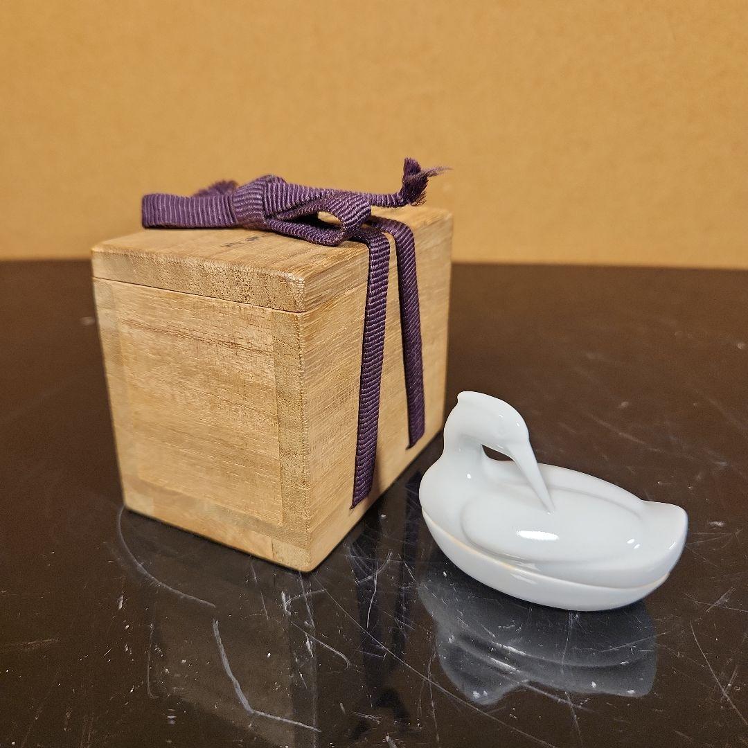 12代柿右衛門　太白鷺形彫香合　共箱