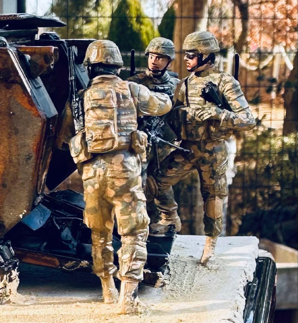 完成品プラモデル1/35 アメリカ M113A2 デザートワゴン＆兵士7体