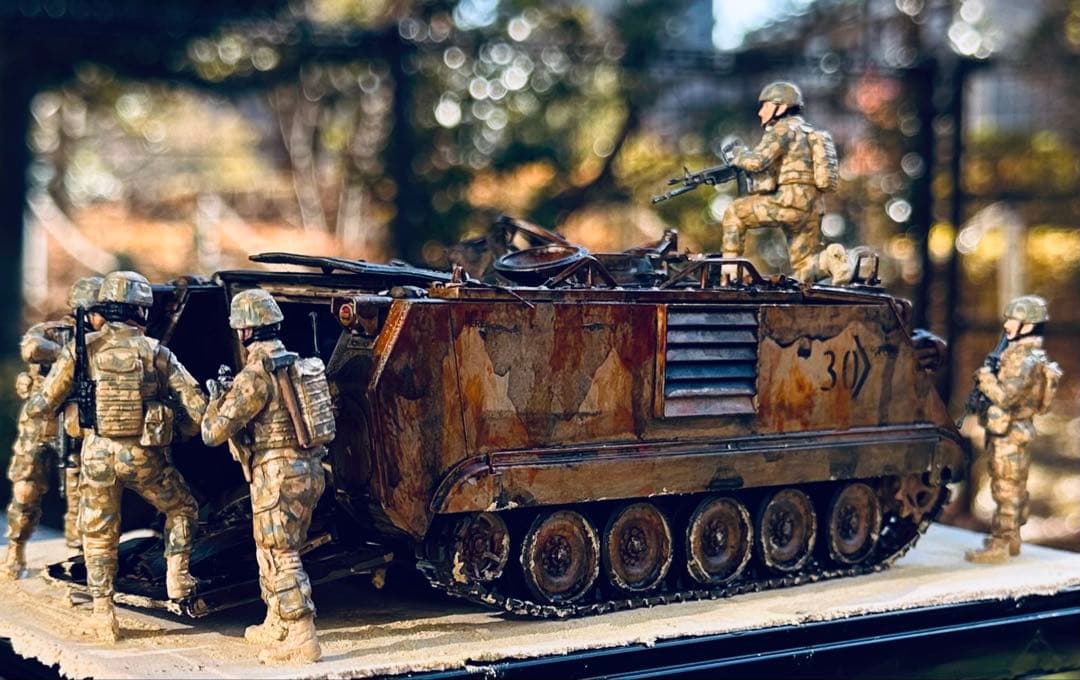 完成品プラモデル1/35 アメリカ M113A2 デザートワゴン＆兵士7体