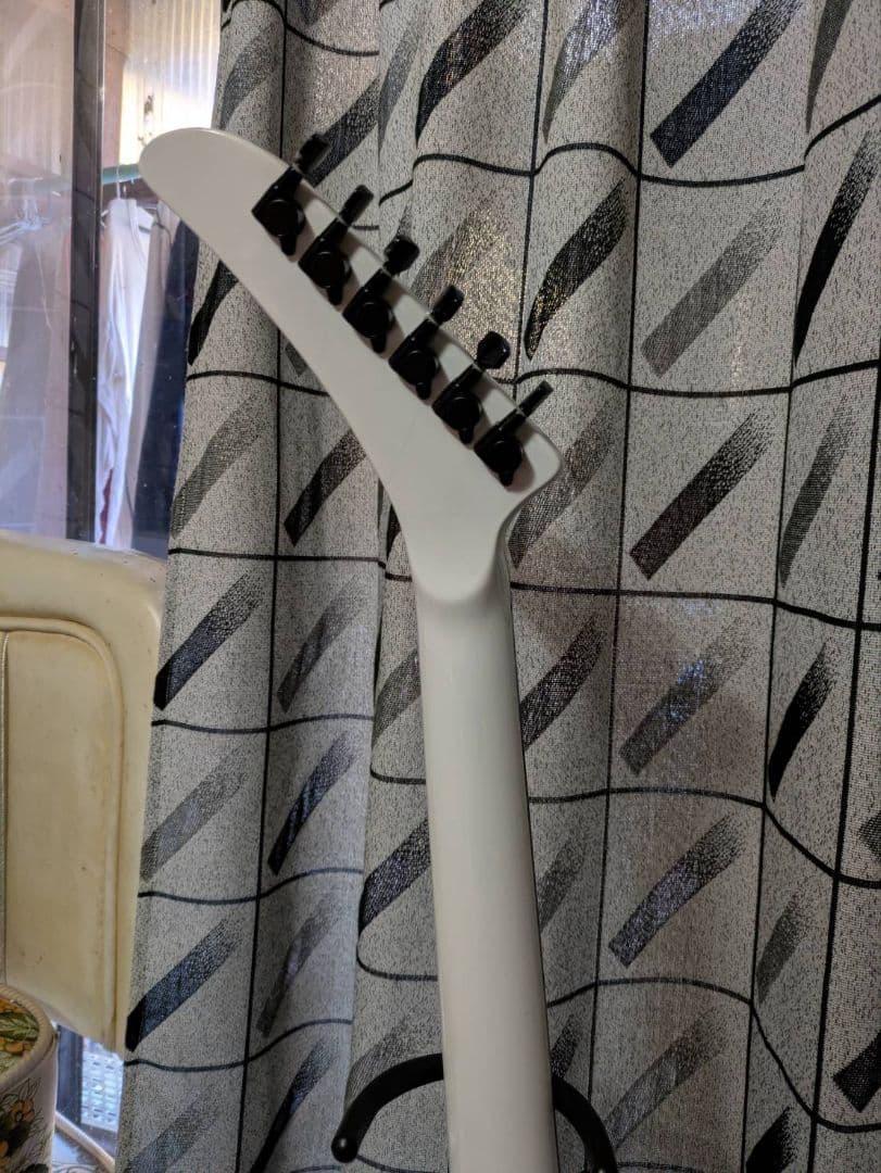 v*u様 エクスプローラー型エレキギター ホワイト　ノーブランド