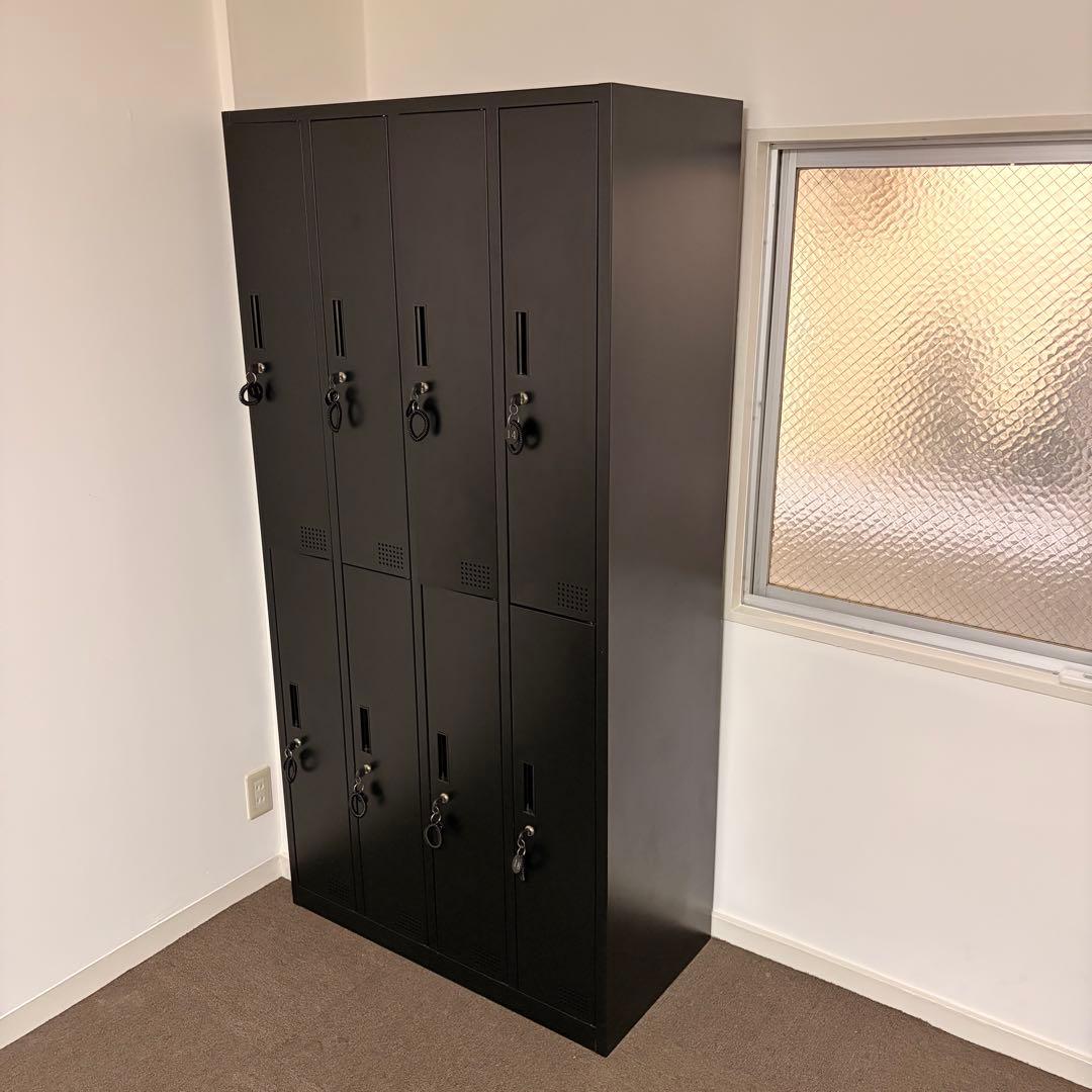 ブラックスチール製鍵付きオフィスロッカー 8人用