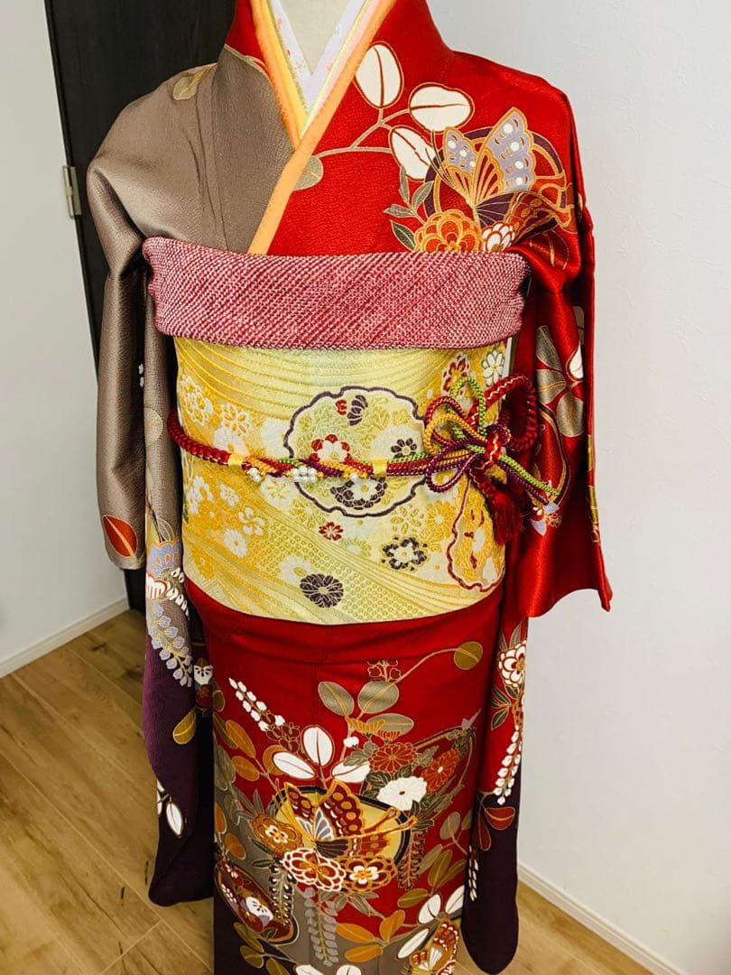 振袖フルセット豪華振袖　駒刺繍　舞蝶花丸文　金彩　正絹