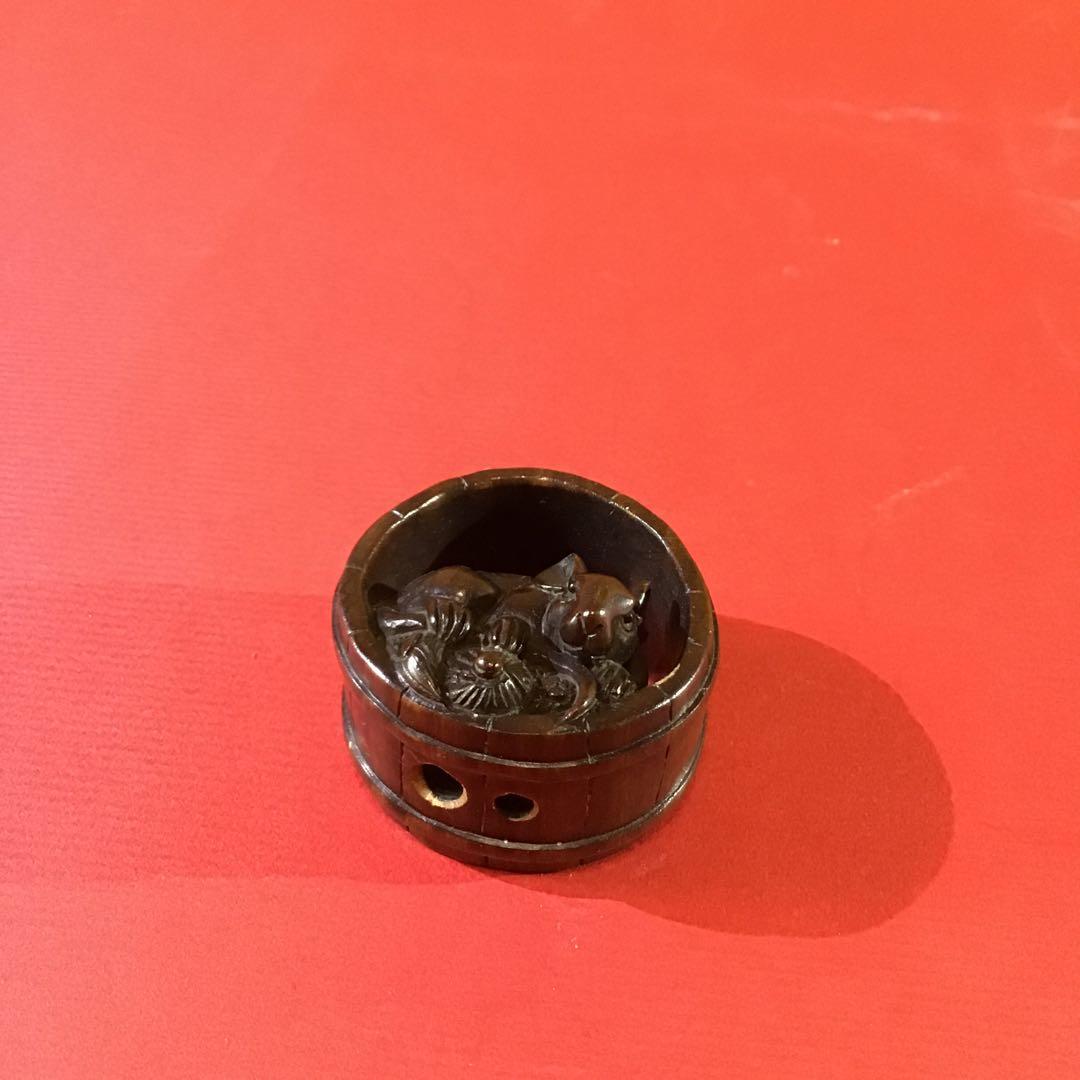 根付　桶に福鼠　黒檀材質　N13