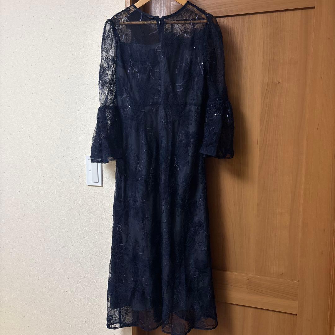 【LEJA】スパンコール刺しゅうレース透け感フレアスリーブスリット入りIライン