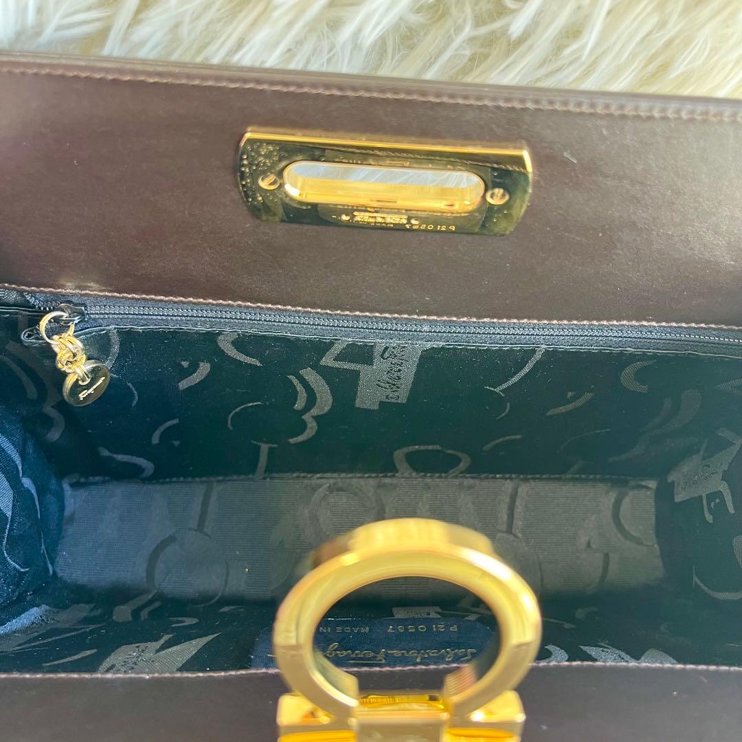 サルヴァトーレフェラガモ ガンチーニ チェーン　ショルダーバッグ ブラック