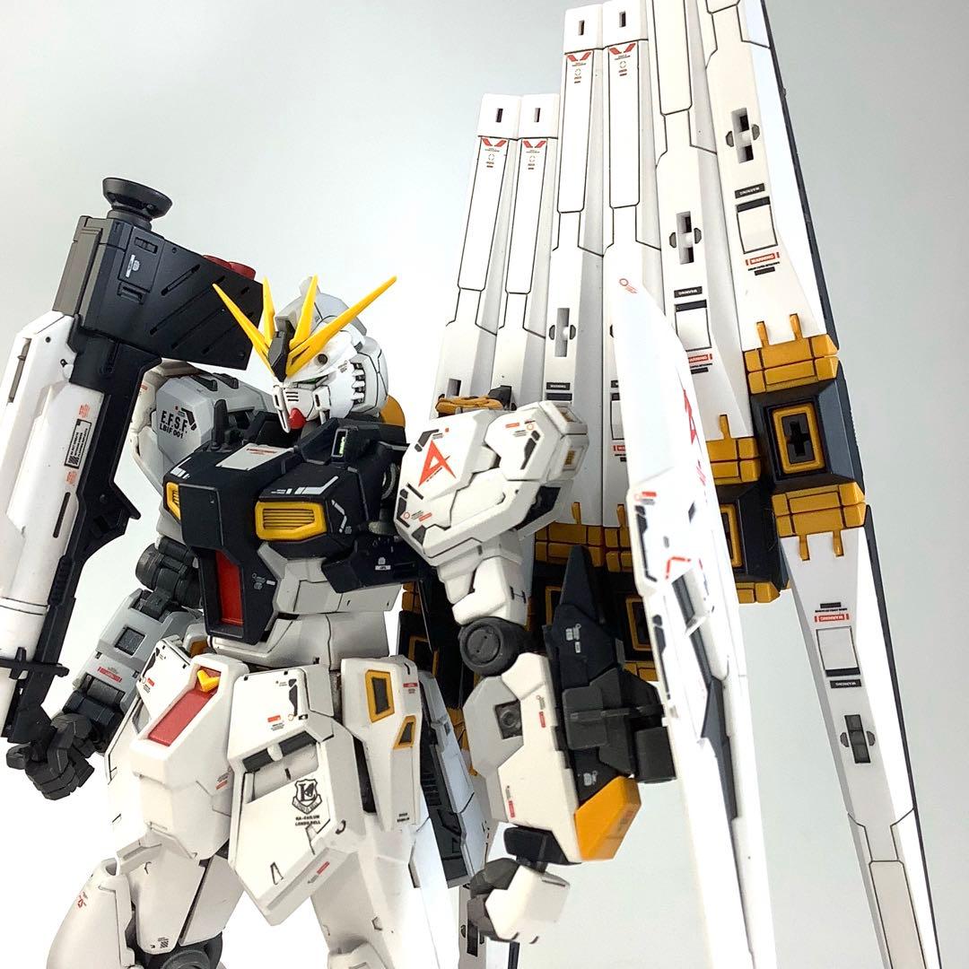 RG RX-93 νガンダム 塗装済完成品