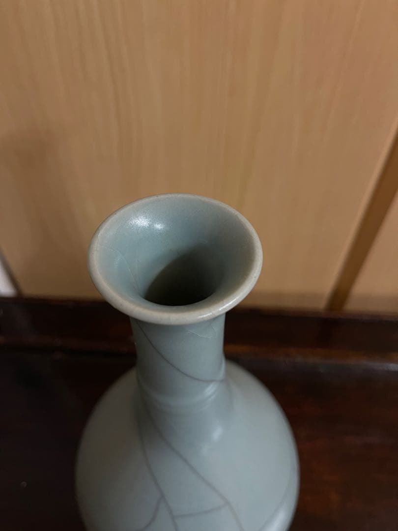 青緑色の陶器製細長い瓶　青磁花瓶　花生　花道具