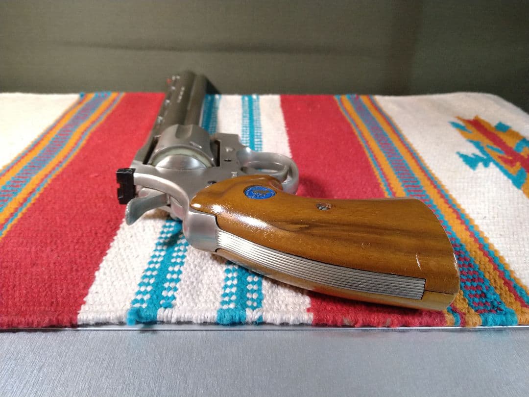 希少な美品！タナカ　コルトパイソン8インチ！銀色・木グリ付のカートレスガスガン！