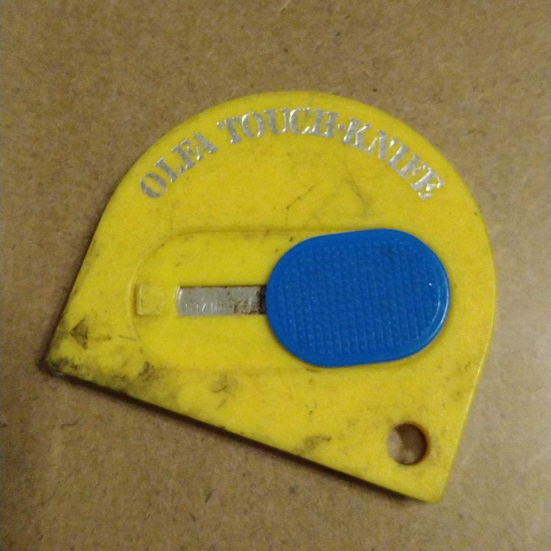 【新品ですが汚れ有】昔流行ったカッター　昭和レトロ？！　黄色&青