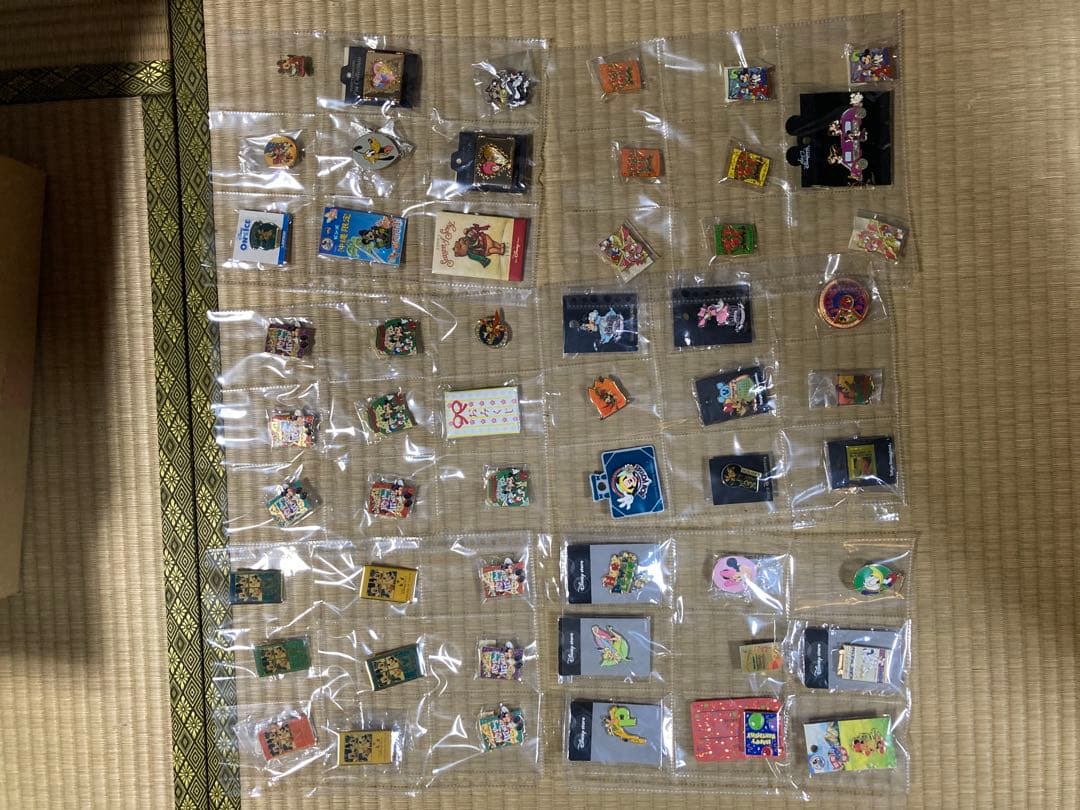 ディズニーグッズ　ピンバッジやキーホルダー大量まとめ売り