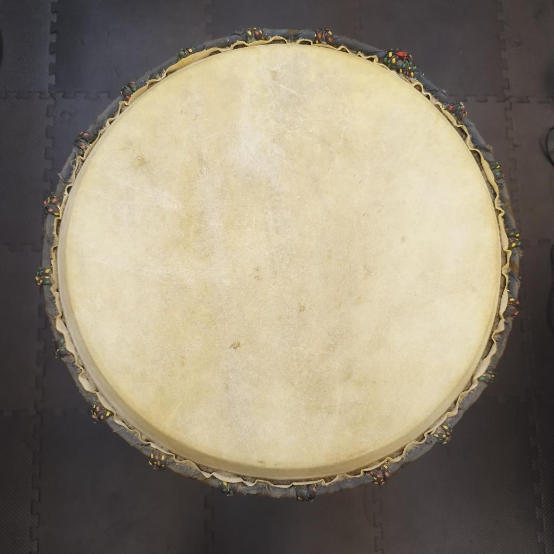 ジャンベ 　12インチ　打面31ｃｍ　木製パーカッション 楽器　木彫り