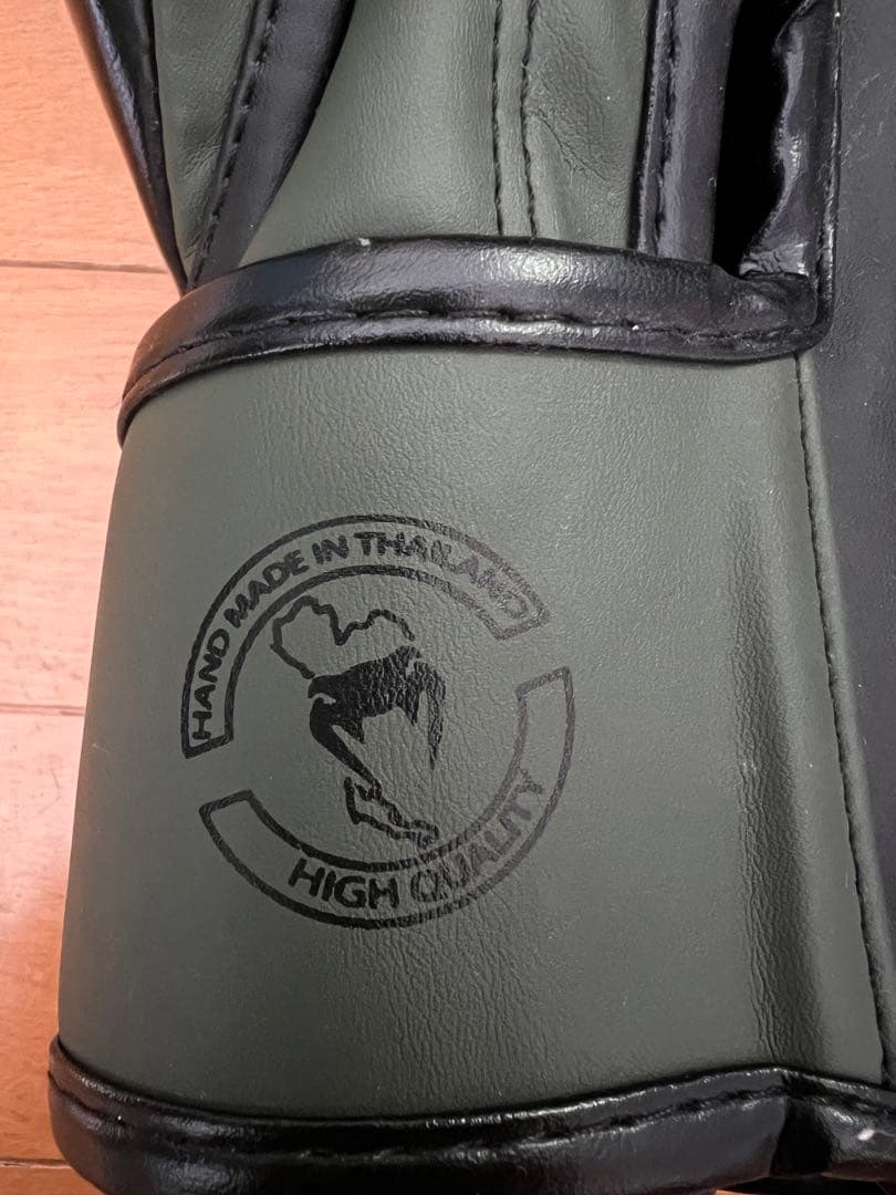 10オンス　VENUM ボクシンググローブ　ELITE カーキブラック