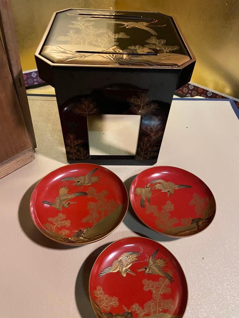 旧家蔵 黒漆塗 山水群鶴蒔絵 花月台 時代箱付・蒔絵盃台・大中小 三盃 時代物