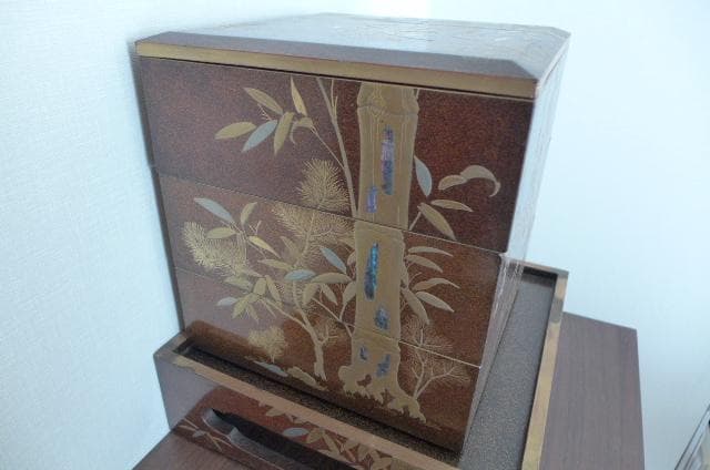 漆塗り重箱 花鳥風月 金箔装飾 木製漆器 時代物 重箱 螺鈿 松竹梅 高価な逸品