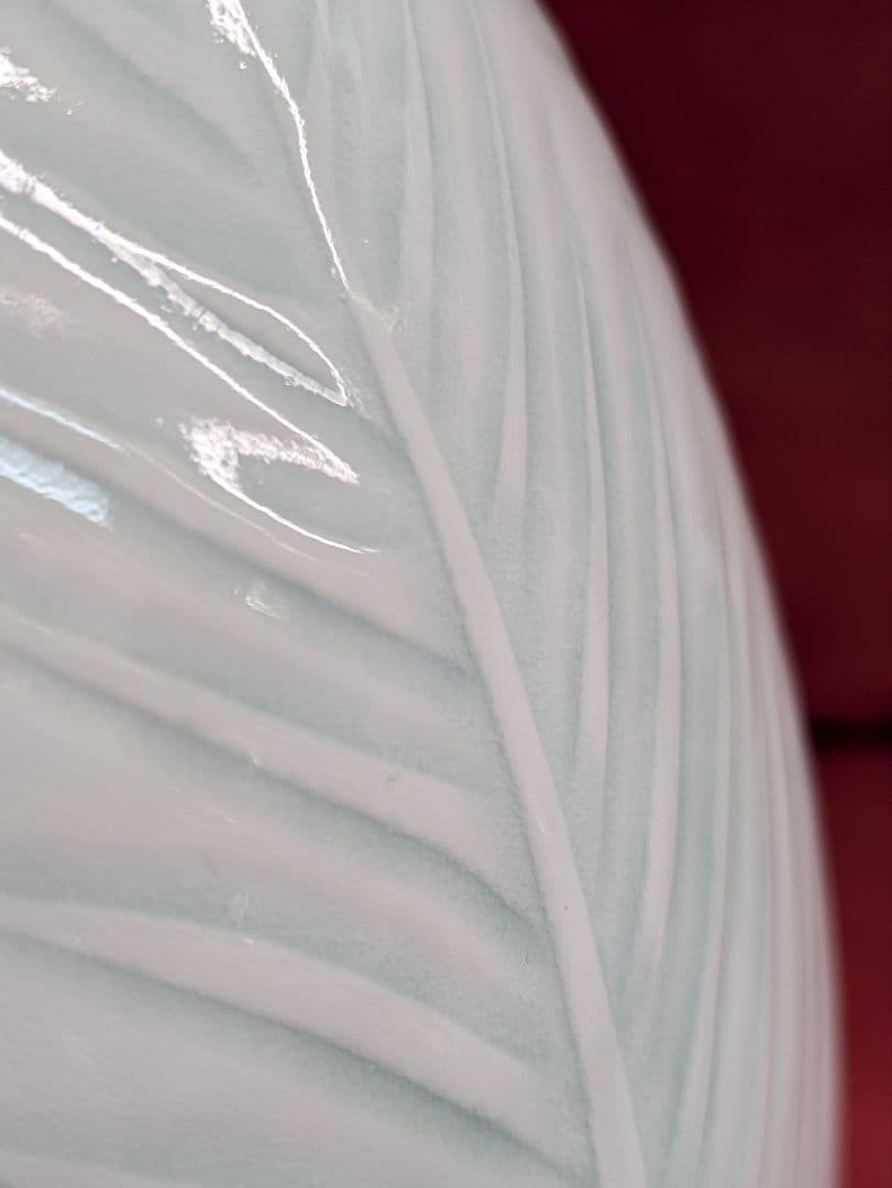 特大花瓶　陶芸日展作家　藤井朱明　白磁彫花瓶　木の葉文様　朱印木箱入　高47cm