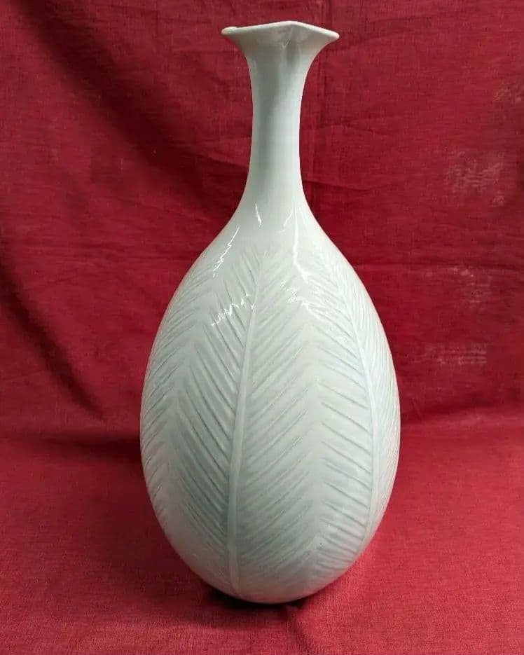 特大花瓶　陶芸日展作家　藤井朱明　白磁彫花瓶　木の葉文様　朱印木箱入　高47cm