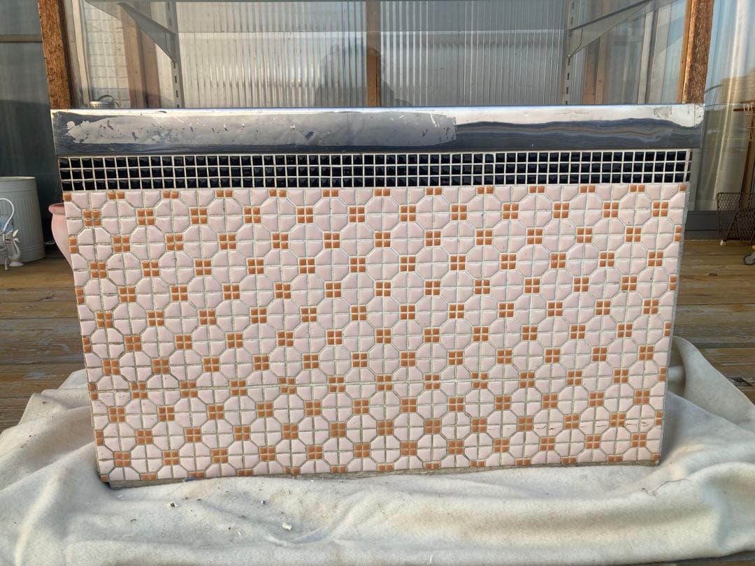 昭和レトロ　たばこ屋ガラスショーケース　タイル貼り、背面ガラス引戸　中棚1段