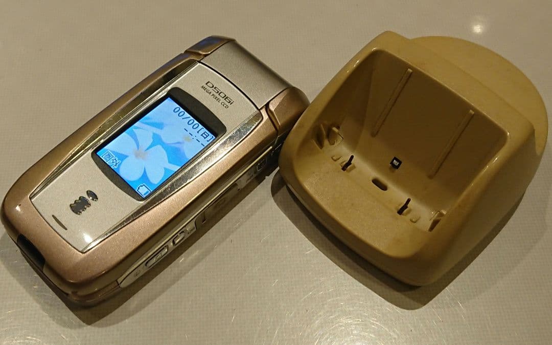 美品 ドコモ docomo D506i PINK ピンク ガラケー 卓上ホルダ付