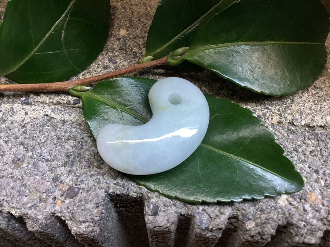 ✳古代からの吉祥幸運の勾玉‼️ 外部鑑別書取得品‼️糸魚川翡翠勾玉　本物をお守りに