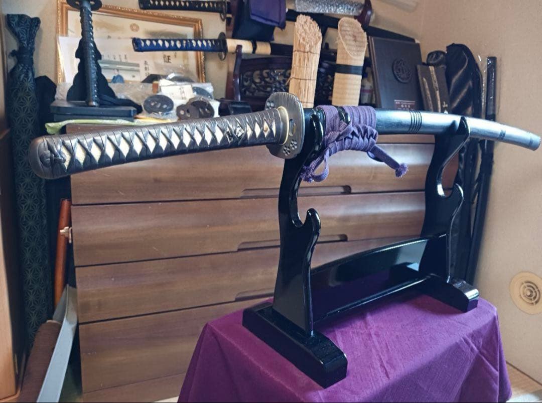 模造刀真剣拵え 鞘.黒呂離れ千段、本朴木鮫牛革巻き鉄鍔.鉄縁頭お手入れセット付き