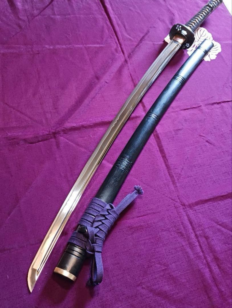 模造刀真剣拵え 鞘.黒呂離れ千段、本朴木鮫牛革巻き鉄鍔.鉄縁頭お手入れセット付き