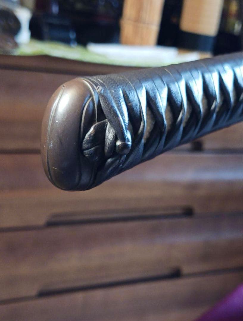 模造刀真剣拵え 鞘.黒呂離れ千段、本朴木鮫牛革巻き鉄鍔.鉄縁頭お手入れセット付き