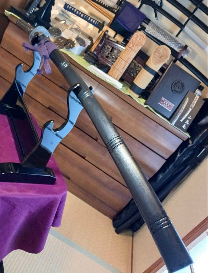 模造刀真剣拵え 鞘.黒呂離れ千段、本朴木鮫牛革巻き鉄鍔.鉄縁頭お手入れセット付き