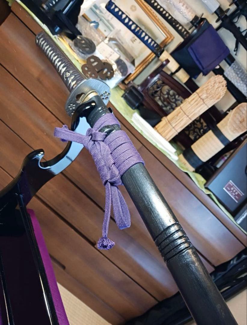 模造刀真剣拵え 鞘.黒呂離れ千段、本朴木鮫牛革巻き鉄鍔.鉄縁頭お手入れセット付き