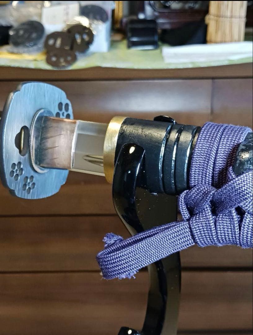 模造刀真剣拵え 鞘.黒呂離れ千段、本朴木鮫牛革巻き鉄鍔.鉄縁頭お手入れセット付き