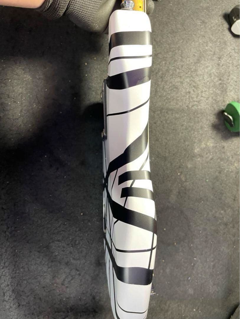 格安放出！photogenicのミニギターを白黒フランケンver！