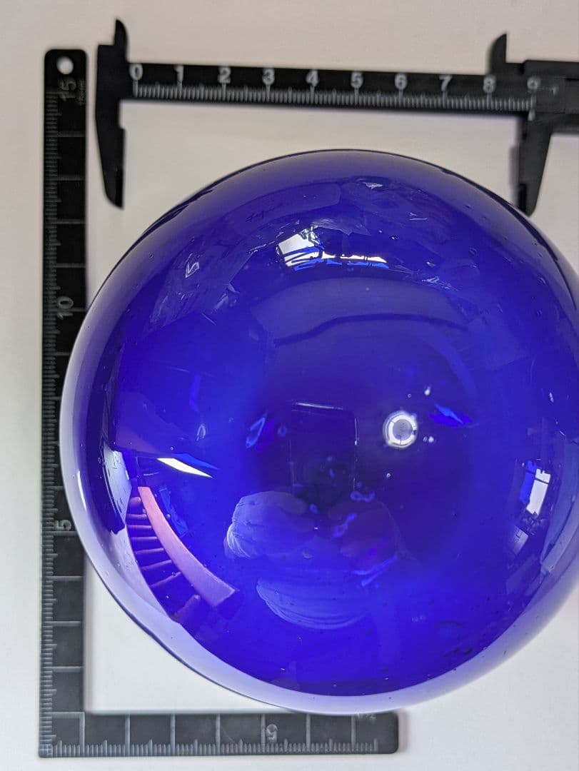 ガラスの浮き玉です。サイズは約90㍉×90㍉です。瑠璃色？少し製造過程の凹凸有り