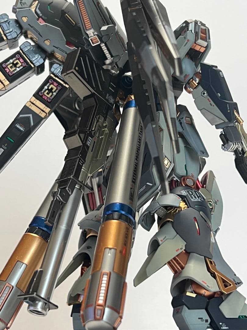 ガンプラ RG 1/144 Hi-νガンダム 塗装完成品
