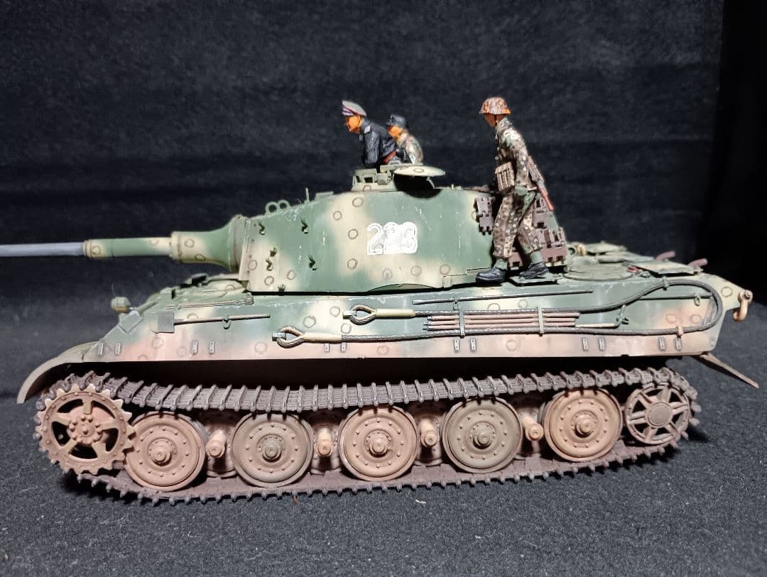 アカデミー1/35キングタイガー完成品
