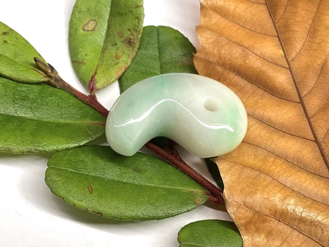 ✳premiumシリーズ*糸魚川翡翠勾玉　一生物の守護石　再結晶線入り安価卸し‼️