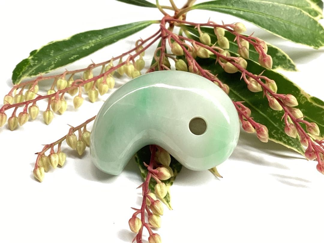 ✳premiumシリーズ*糸魚川翡翠勾玉　一生物の守護石　再結晶線入り安価卸し‼️