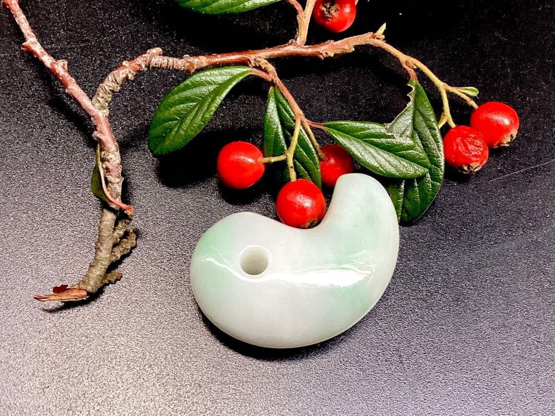 ✳premiumシリーズ*糸魚川翡翠勾玉　一生物の守護石　再結晶線入り安価卸し‼️