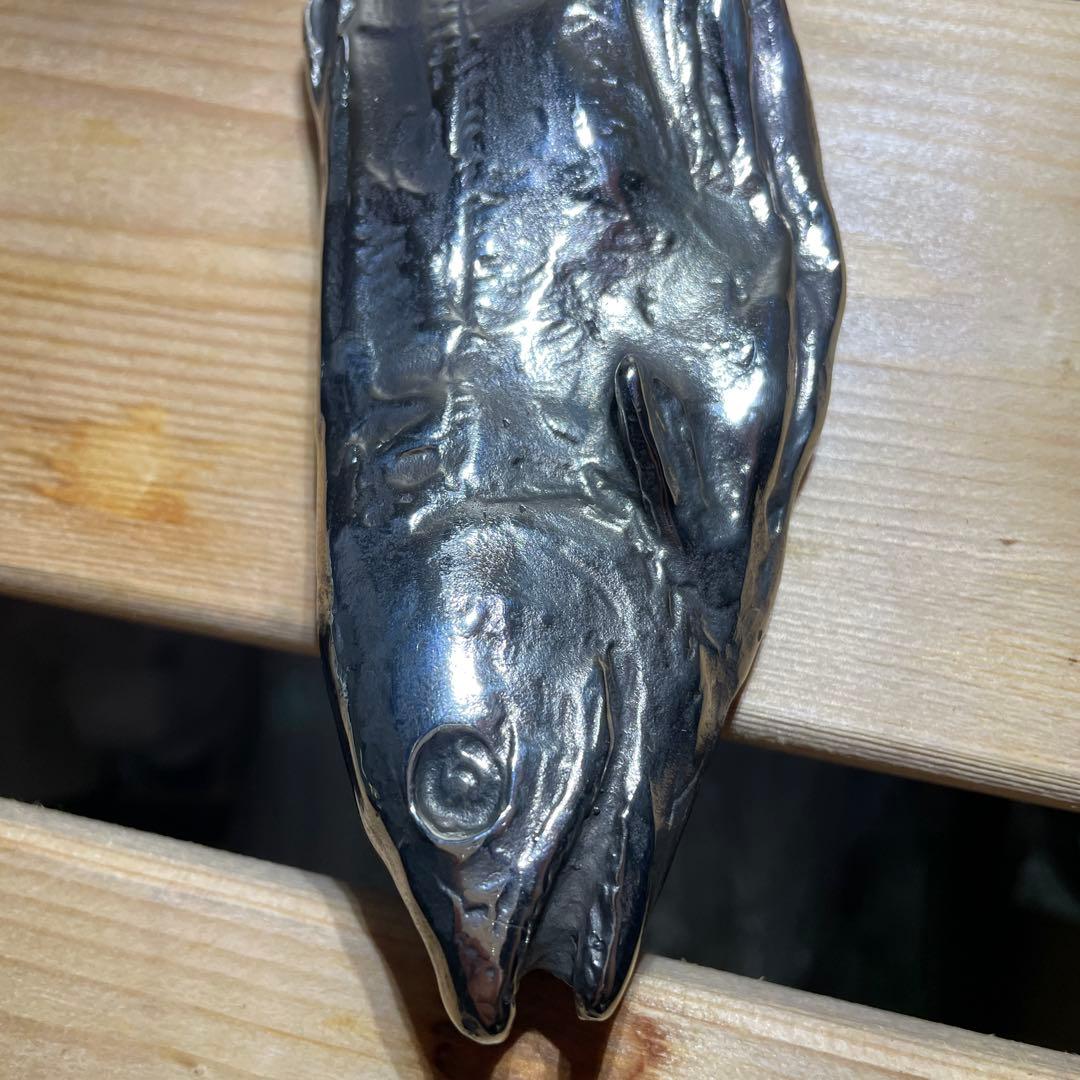 銀色の魚　 魚　 文鎮　 ペーパーウェイト　 シルバー カラー　 銀色
