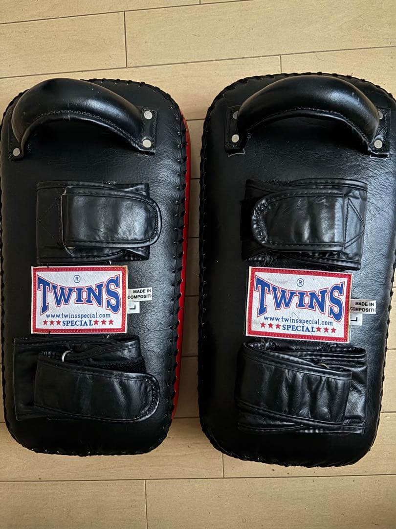 TWINS SPECIAL キックミット 黒/赤