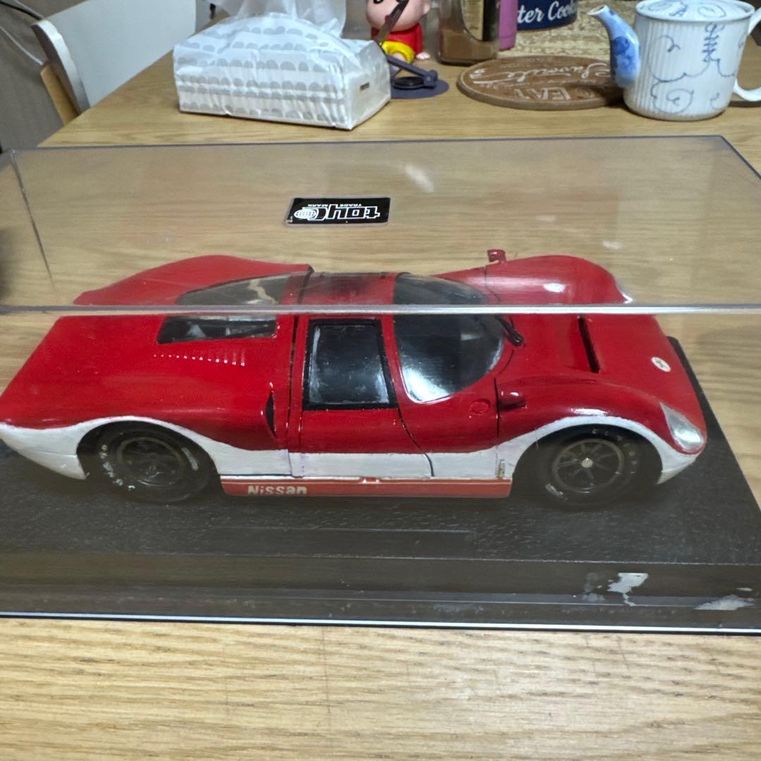Nissan R8 1/18スケールモデル 赤白