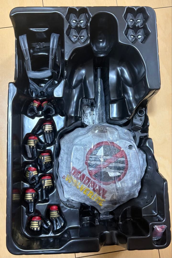 1/6スケールフィギュア　デッドプール［ボーナスアクセサリー付き］