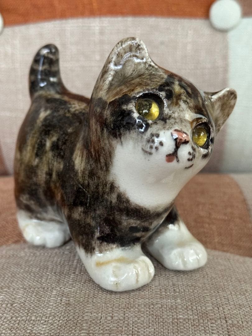 アンティーク　陶器製 猫の置物 茶色と白　価格交渉お気軽に。